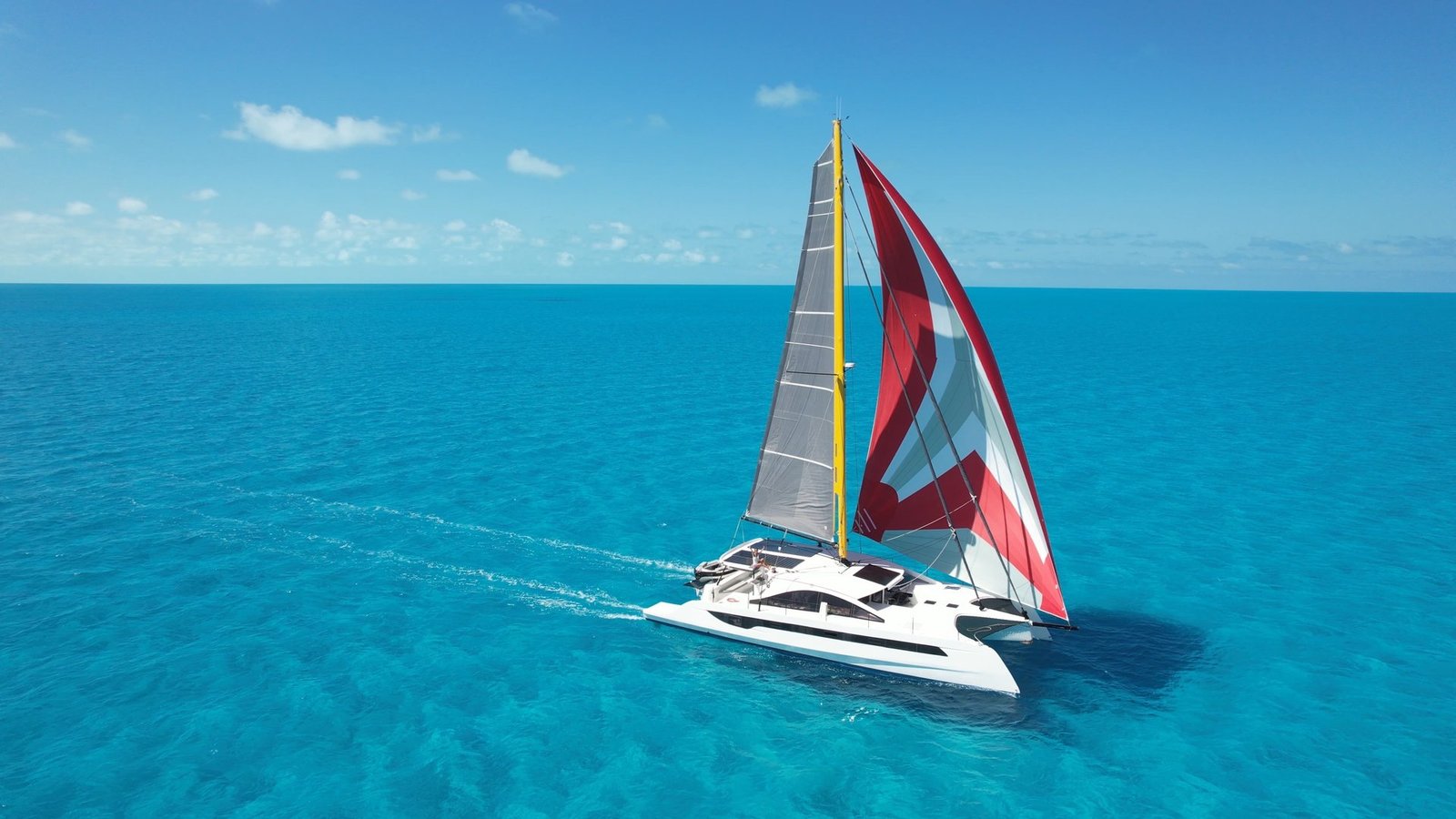 One Cat naviguant sous voile dans le Pacifique