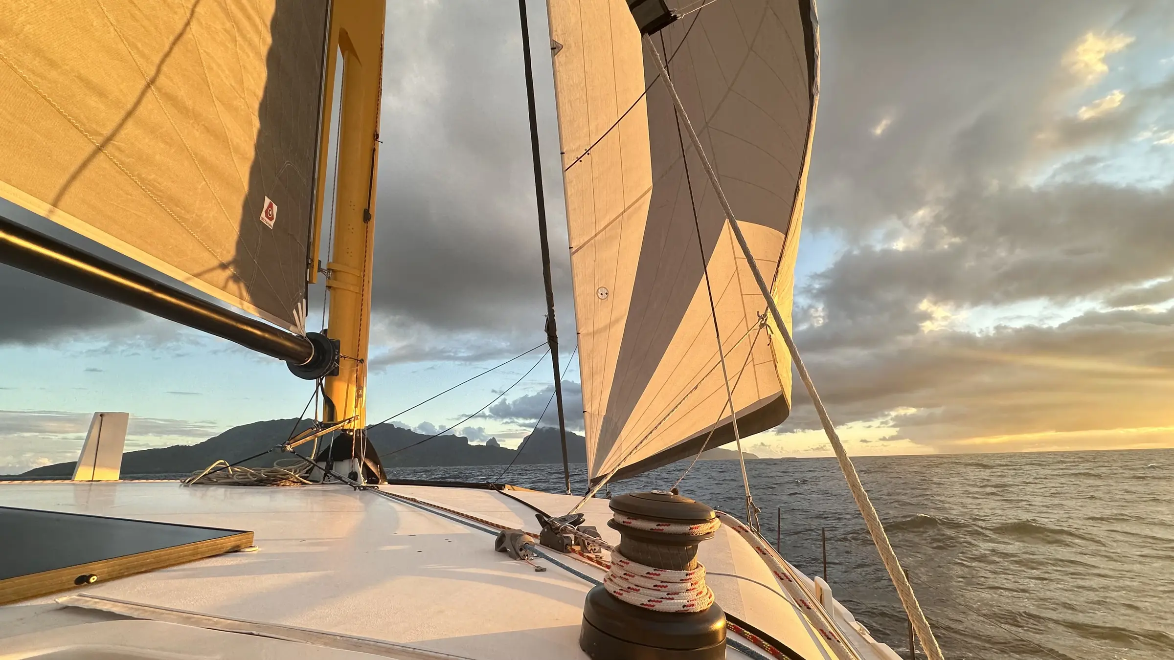 Navigation depuis le pont de One Cat au coucher du soleil