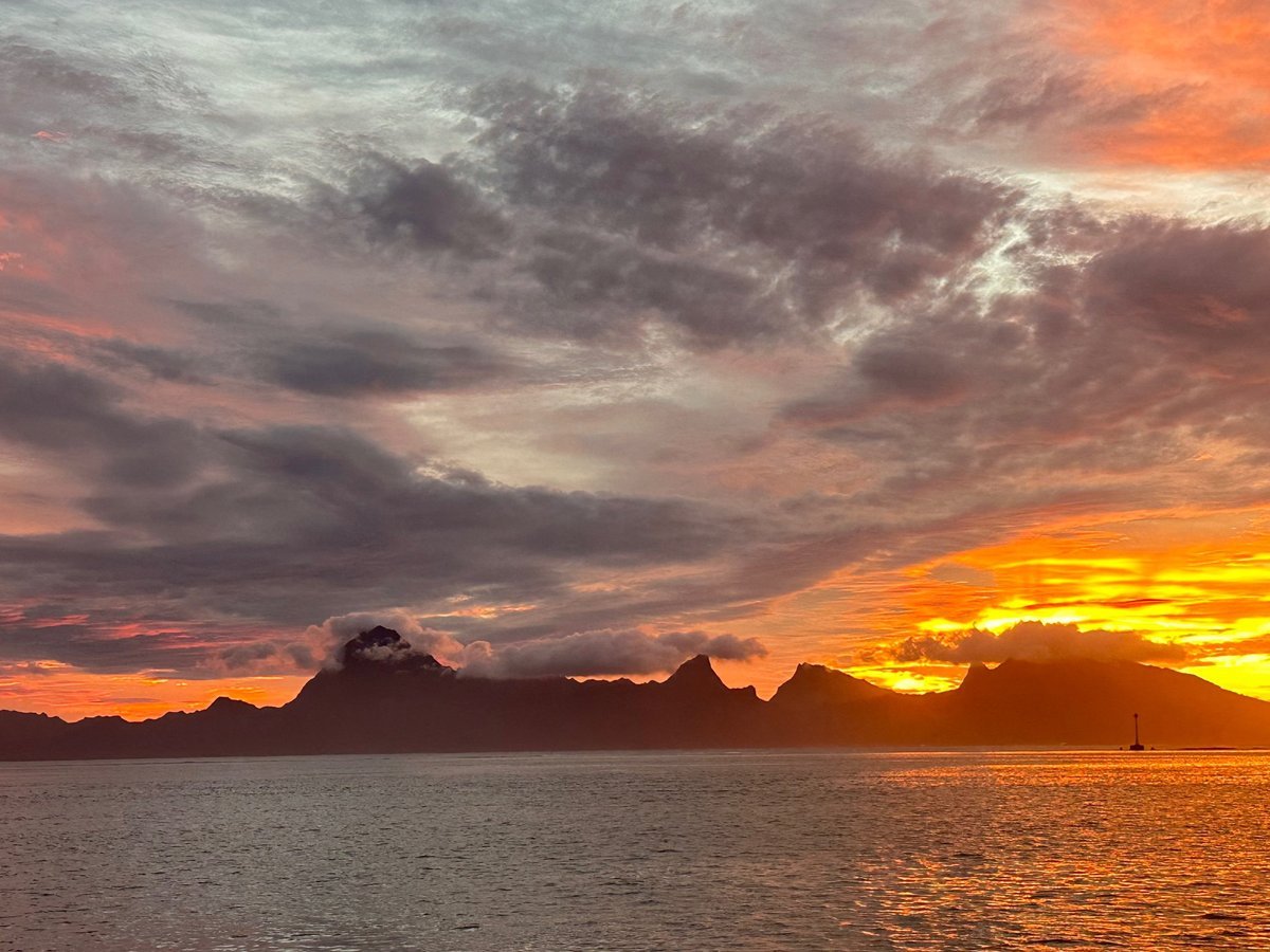 Coucher de soleil sur le lagon polynésien