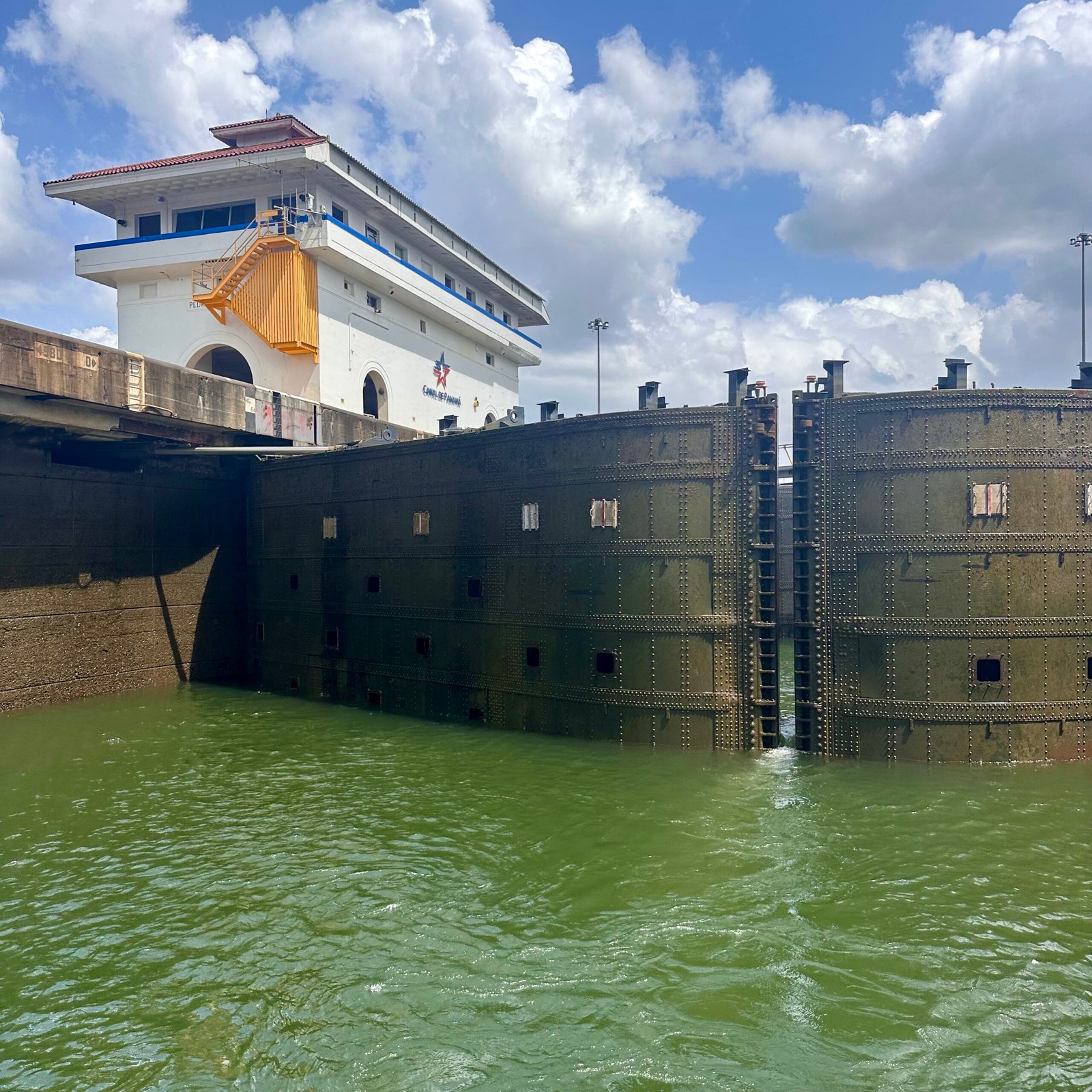 One Cat dans les écluses du canal de Panama