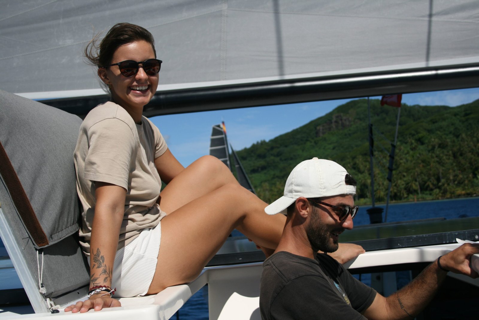 Morgane et Charlie à bord lors de leurs premiers instants aux Marquises