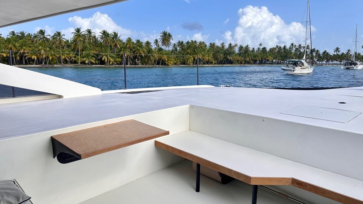 Nouveaux aménagements confortables à bord de One Cat